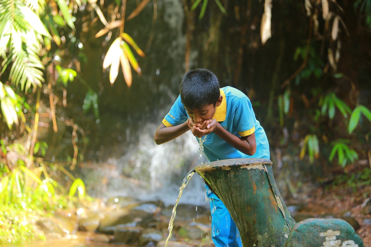 Aucun service élémentaire d'approvisionnement en eau potable – ce phénomène touche près de 570 millions d'enfants dans le monde
