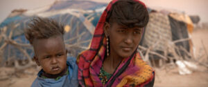 Marcher sur l'Eau - Niger - Houlaye, une jeune fille de quatorze ans, est le personnage principal du film. © Films du losange.